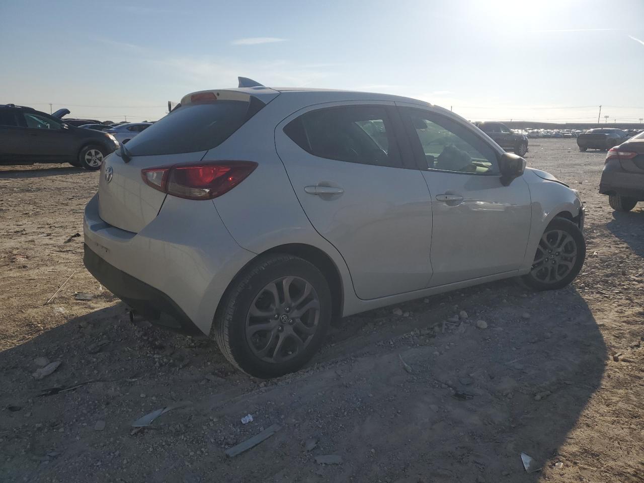 2020 TOYOTA YARIS LE - Фото 3
