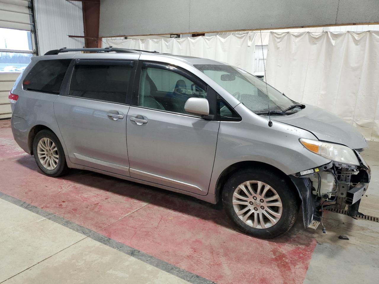2013 TOYOTA SIENNA XLE - Image 4