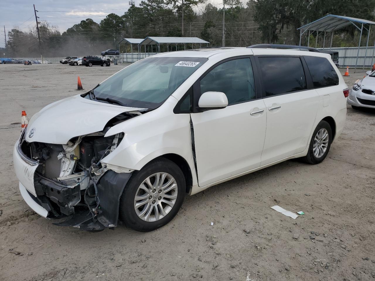 2015 TOYOTA SIENNA XLE