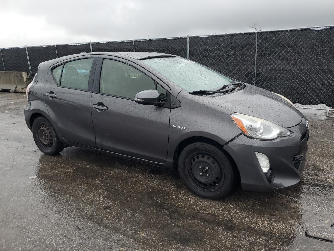 2015 TOYOTA PRIUS C - Image 4