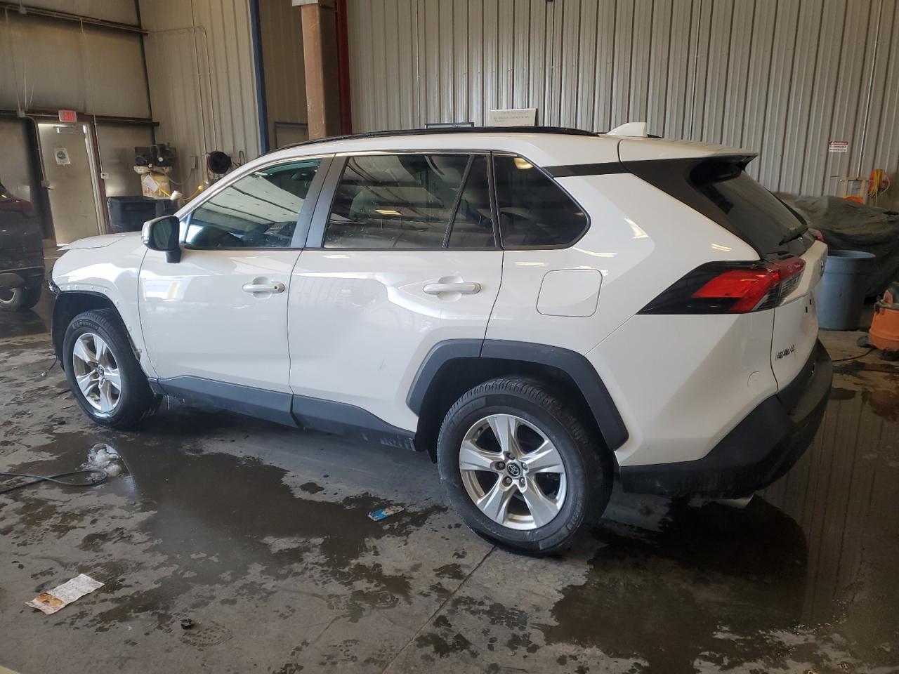2020 TOYOTA RAV4 XLE - Фото 2