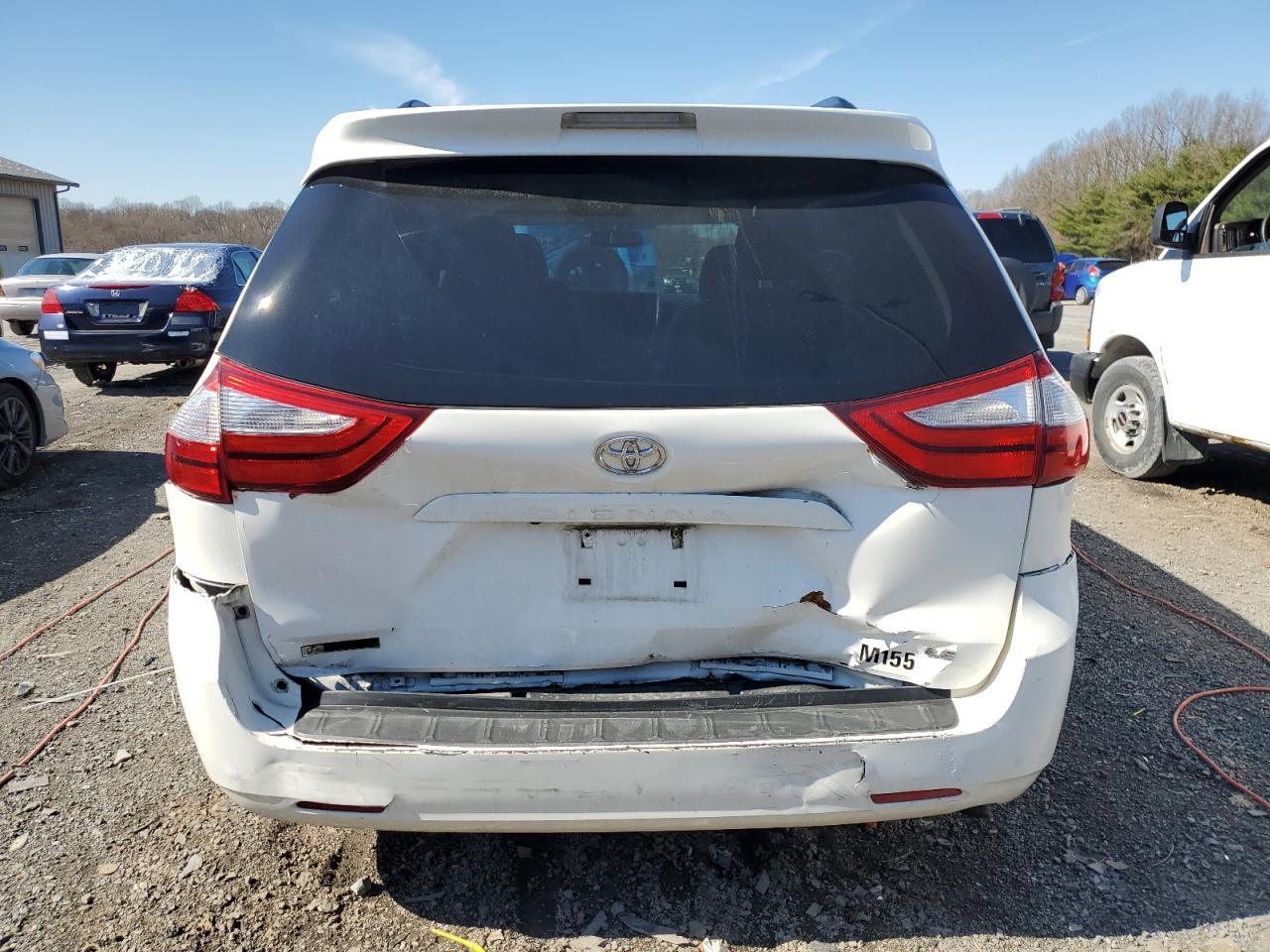 2015 TOYOTA SIENNA LE - Фото 6