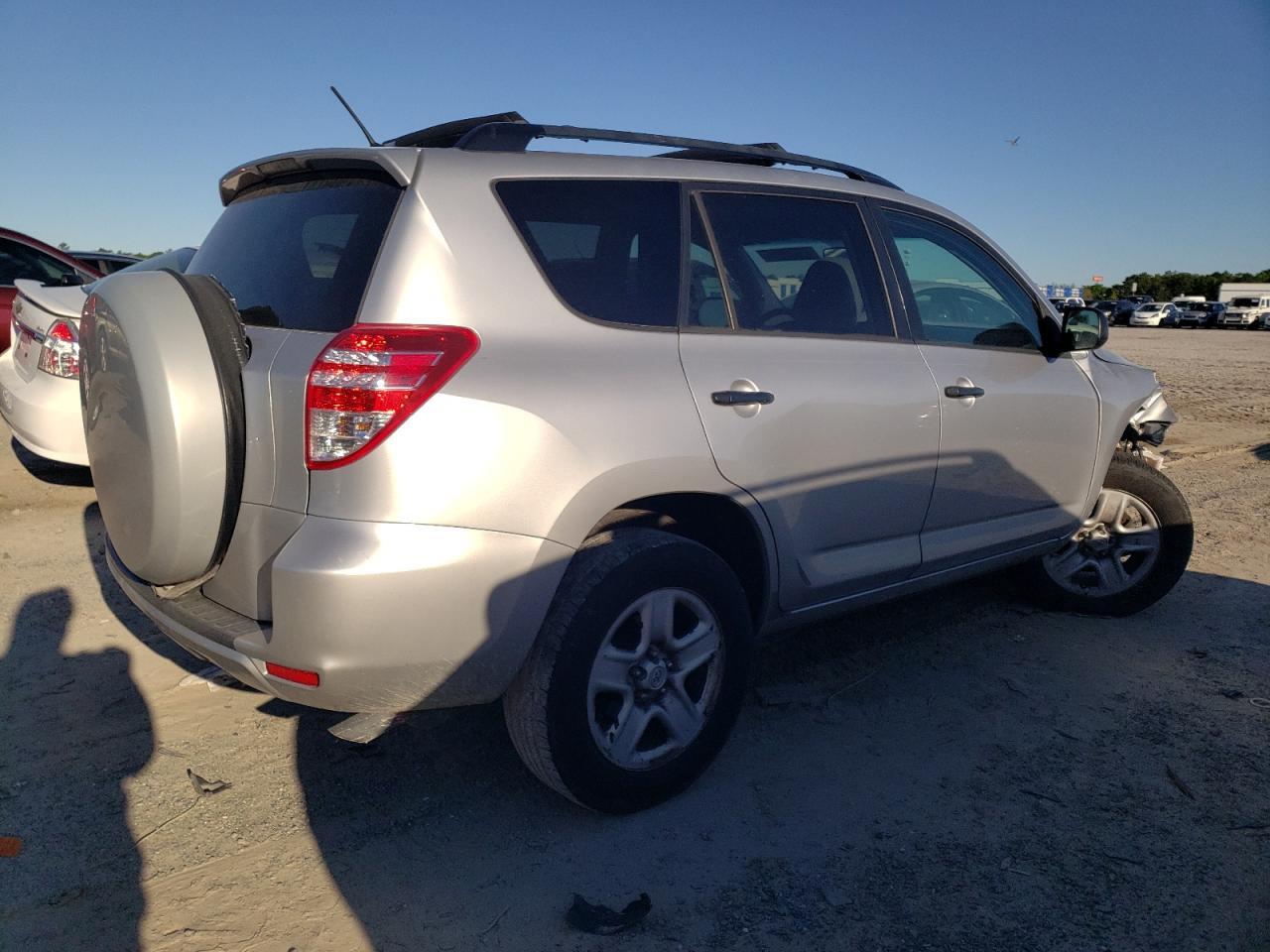 2011 TOYOTA RAV4 - Фото 3