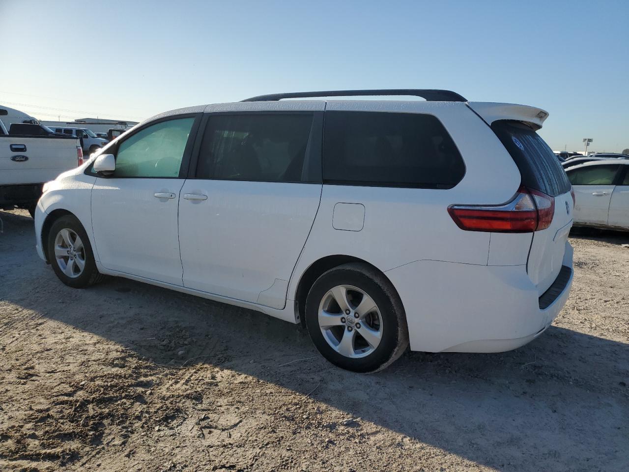 2015 TOYOTA SIENNA LE - Фото 2
