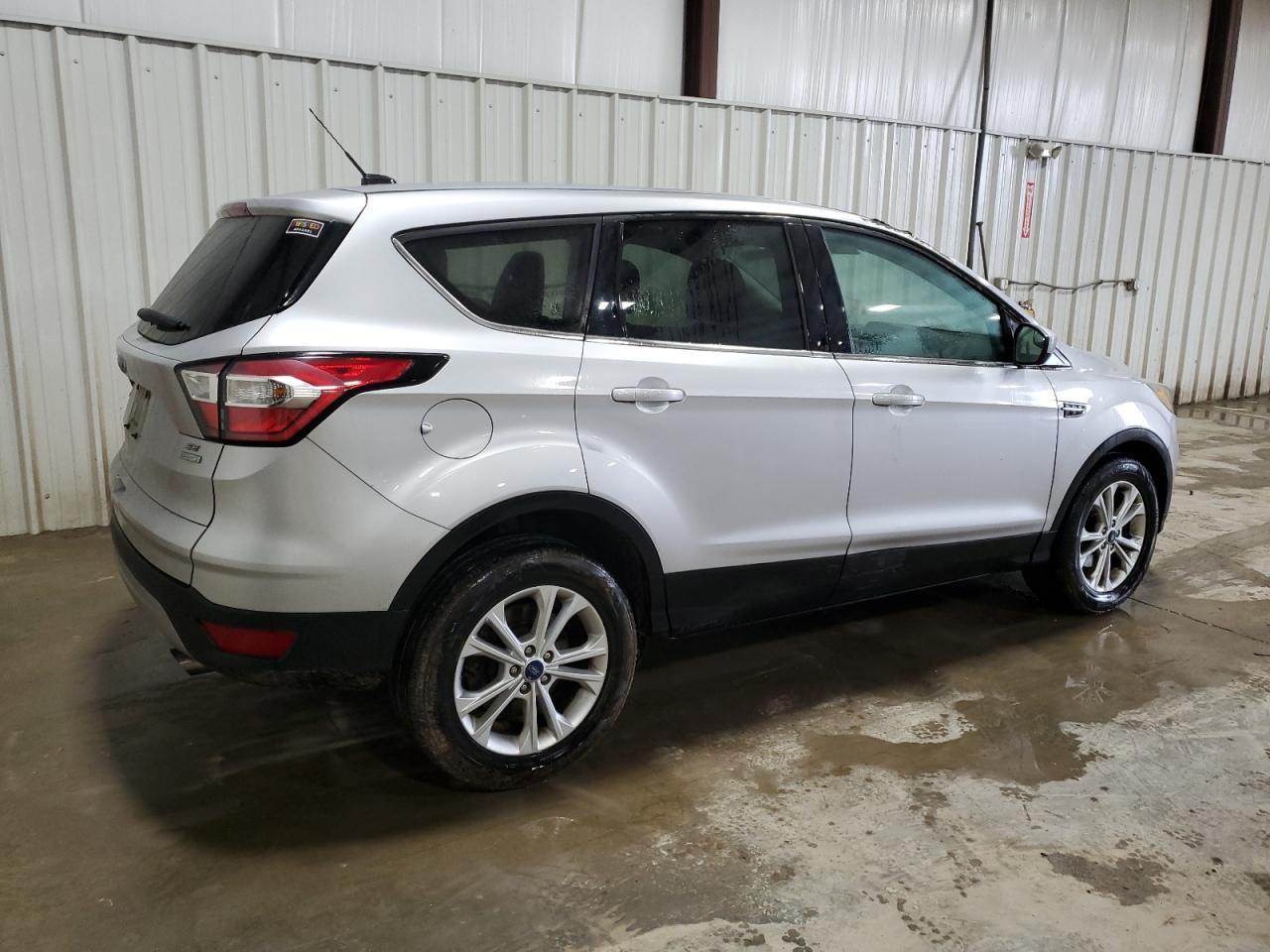 2017 FORD ESCAPE SE - Image 3
