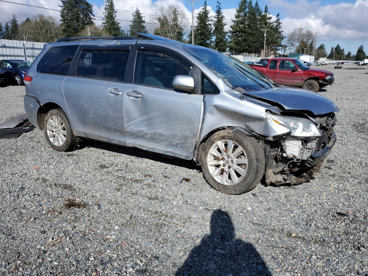 2013 TOYOTA SIENNA XLE - Image 4