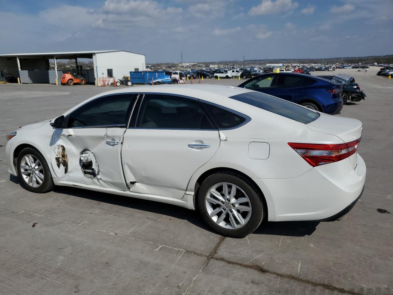 2015 TOYOTA AVALON XLE - Image 2