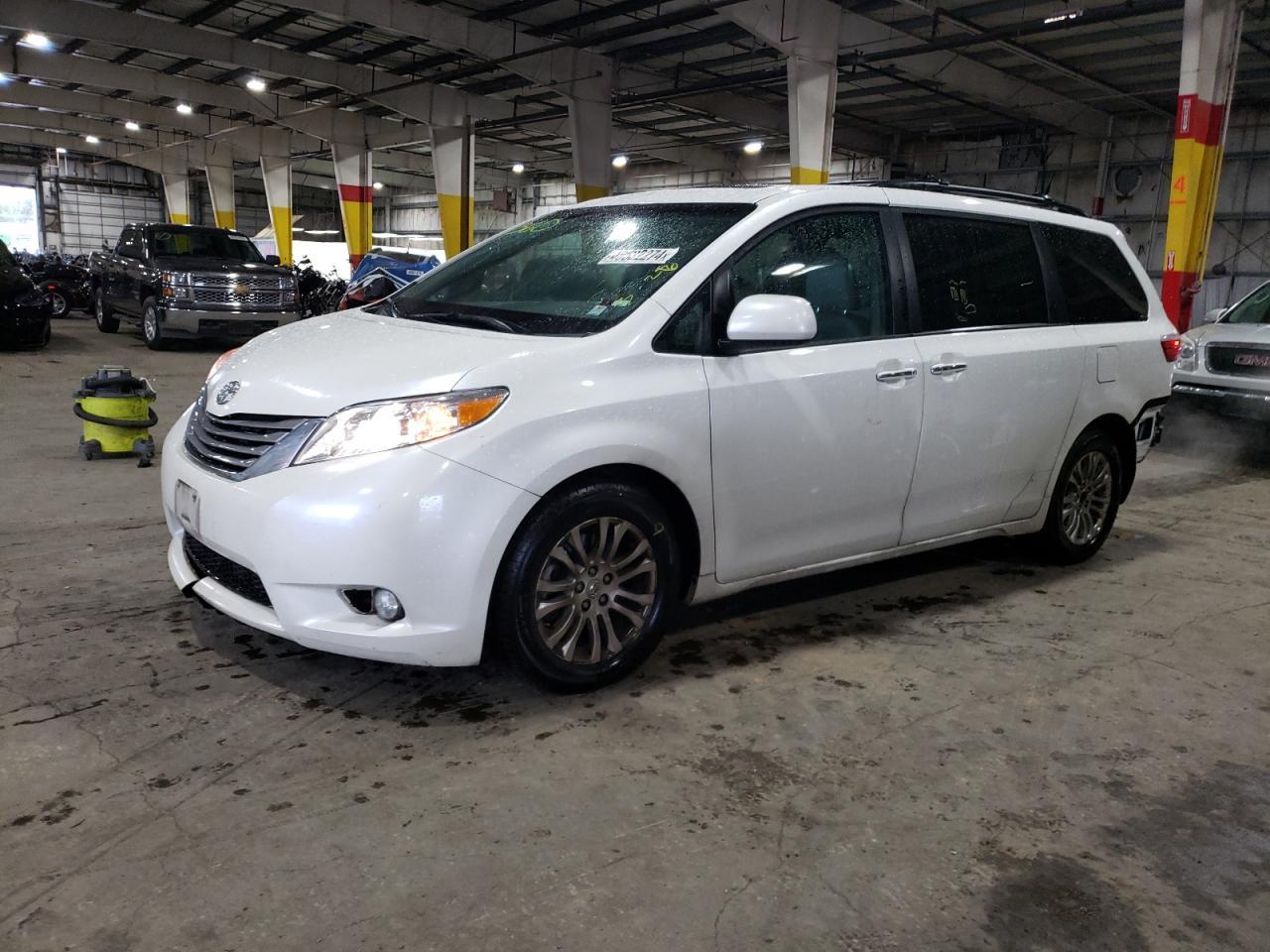 2015 TOYOTA SIENNA L F