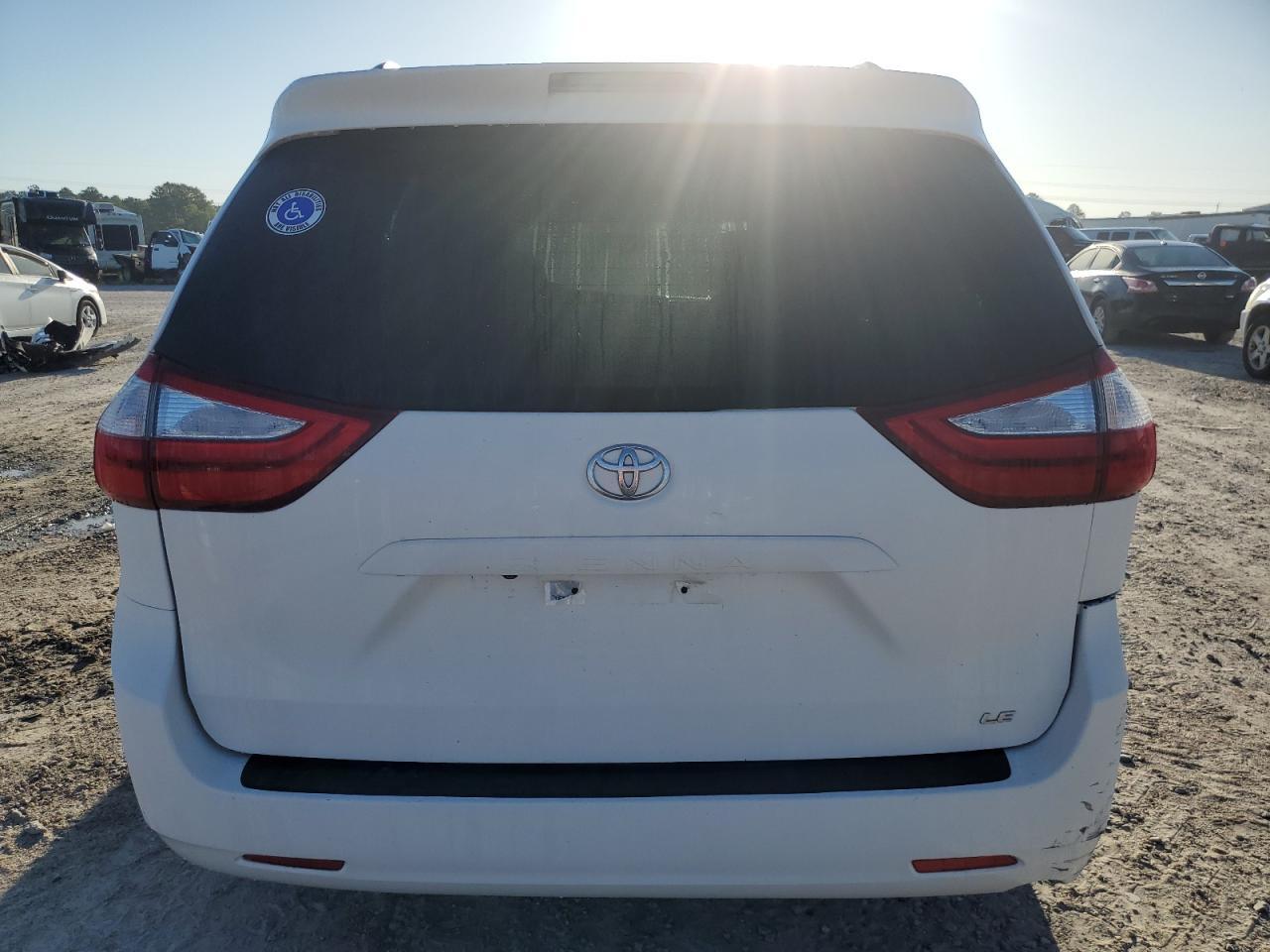 2015 TOYOTA SIENNA LE - Фото 6