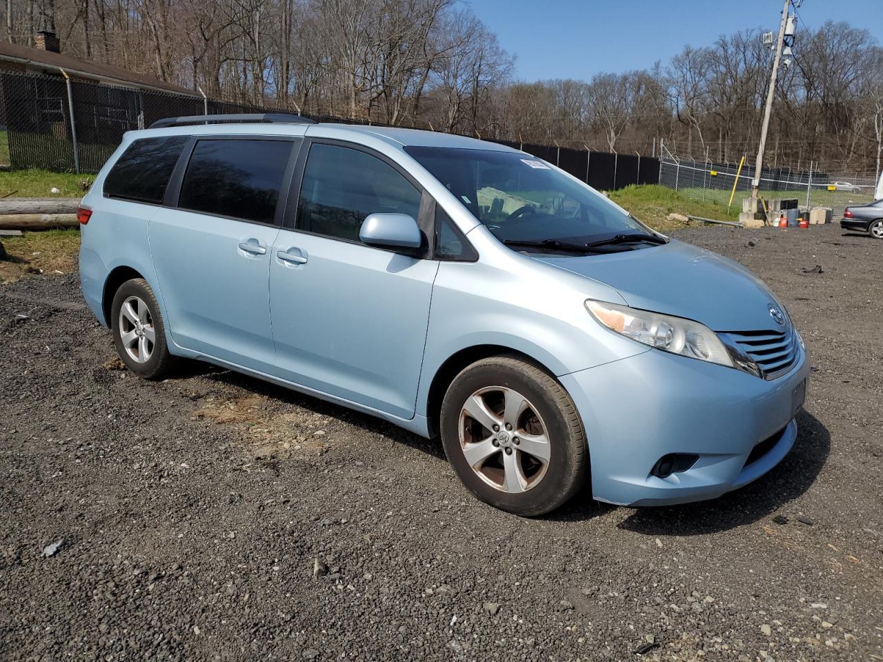 2015 TOYOTA SIENNA LE - Image 4