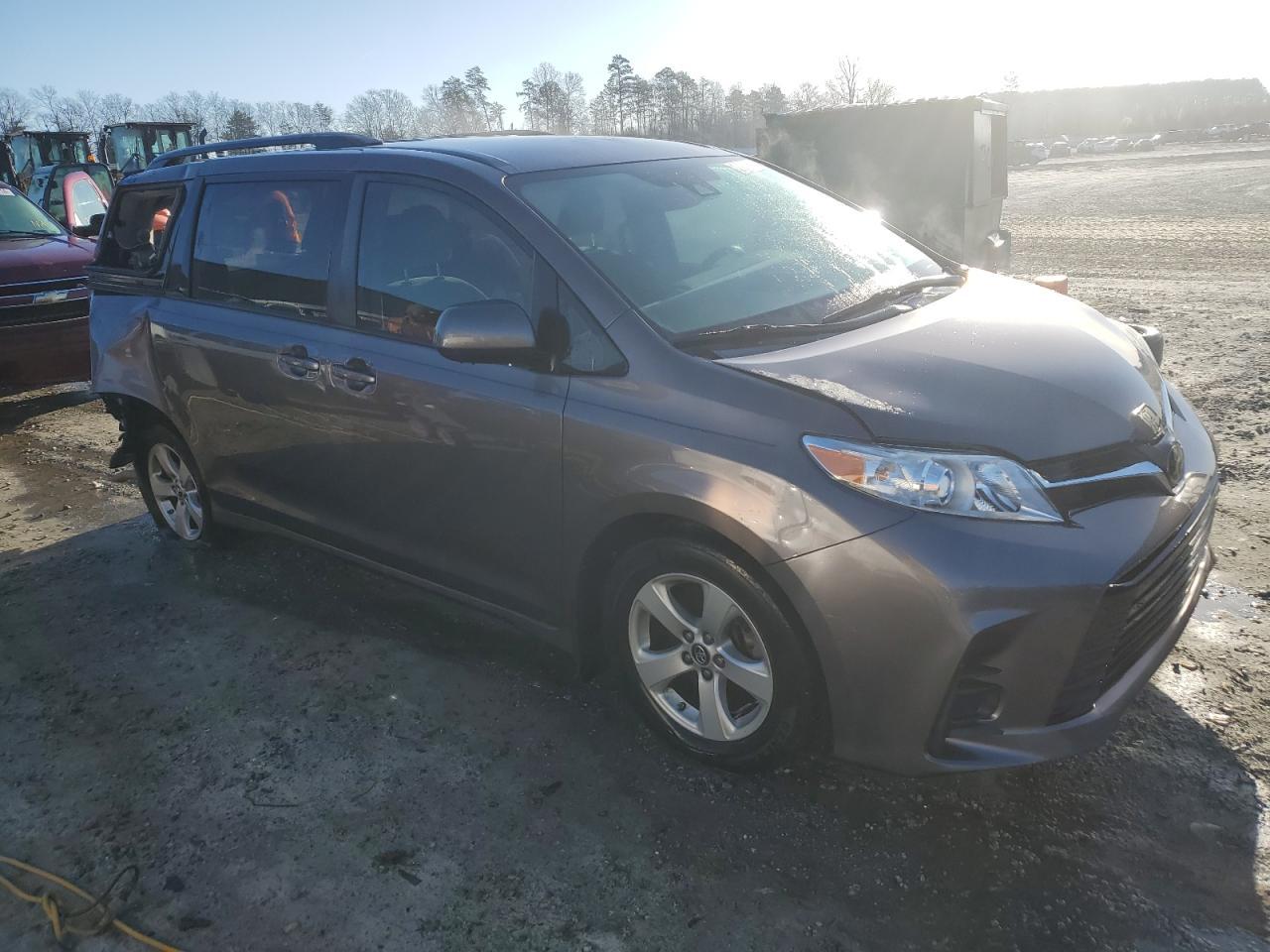 2019 TOYOTA SIENNA LE - Фото 4