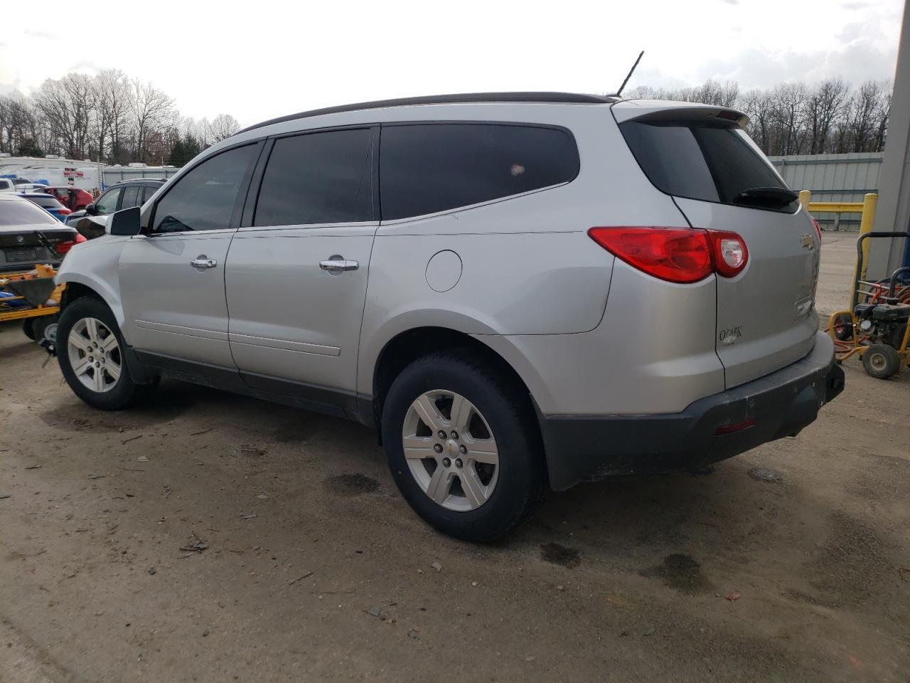 2011 CHEVROLET TRAVERSE L - Image 2