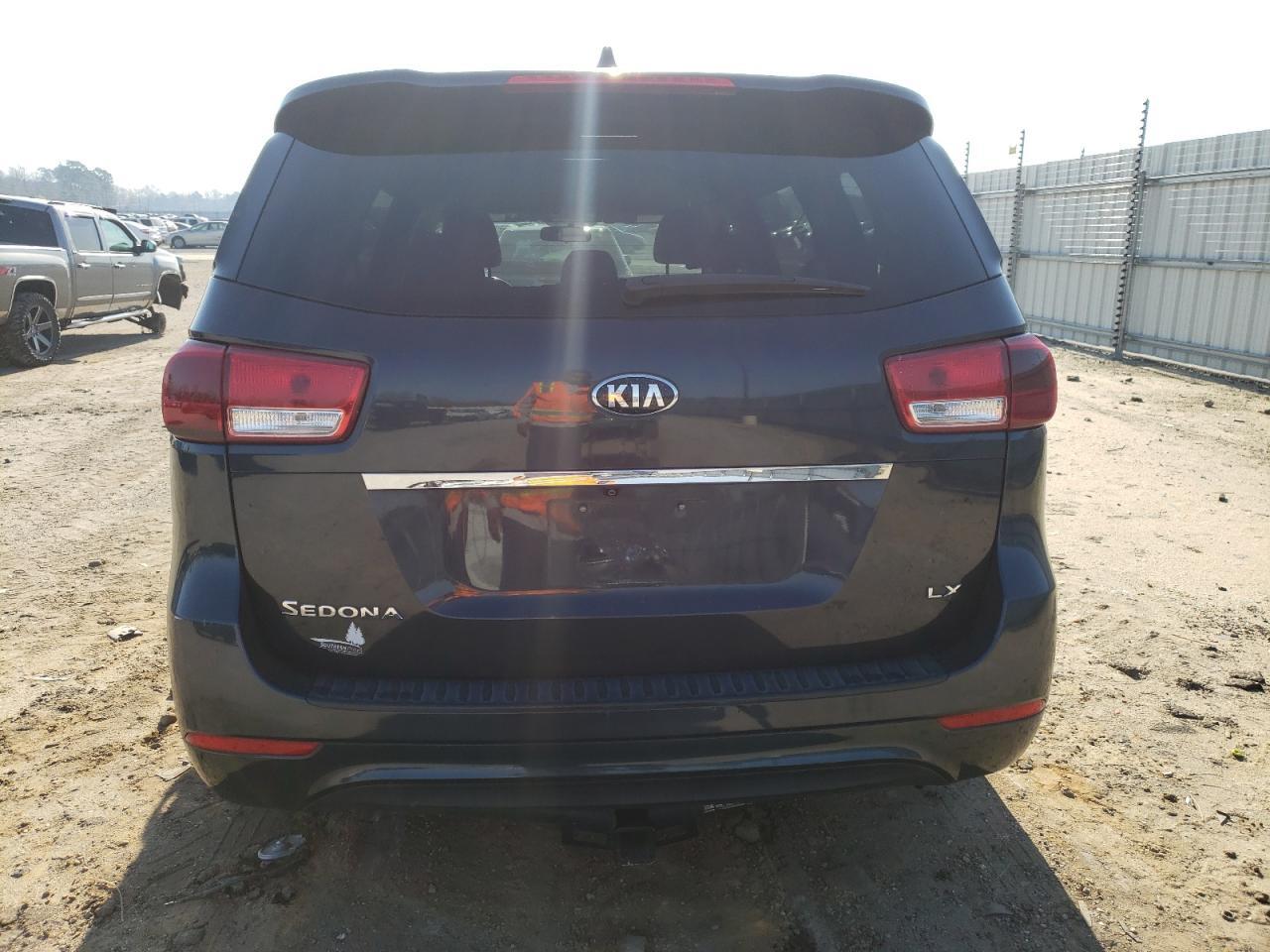 2017 KIA SEDONA LX - Image 6