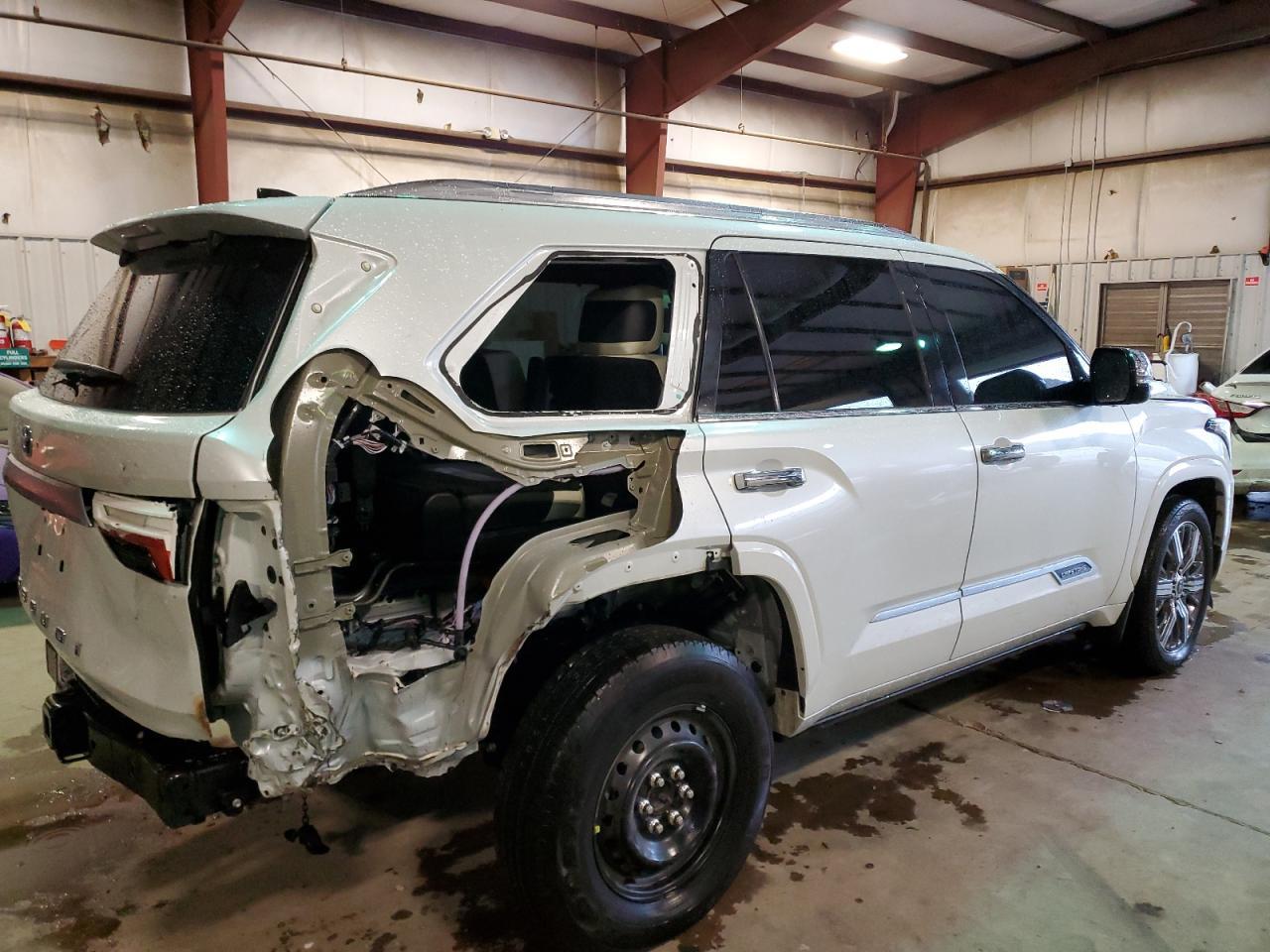 2023 TOYOTA SEQUOIA SR - Фото 3