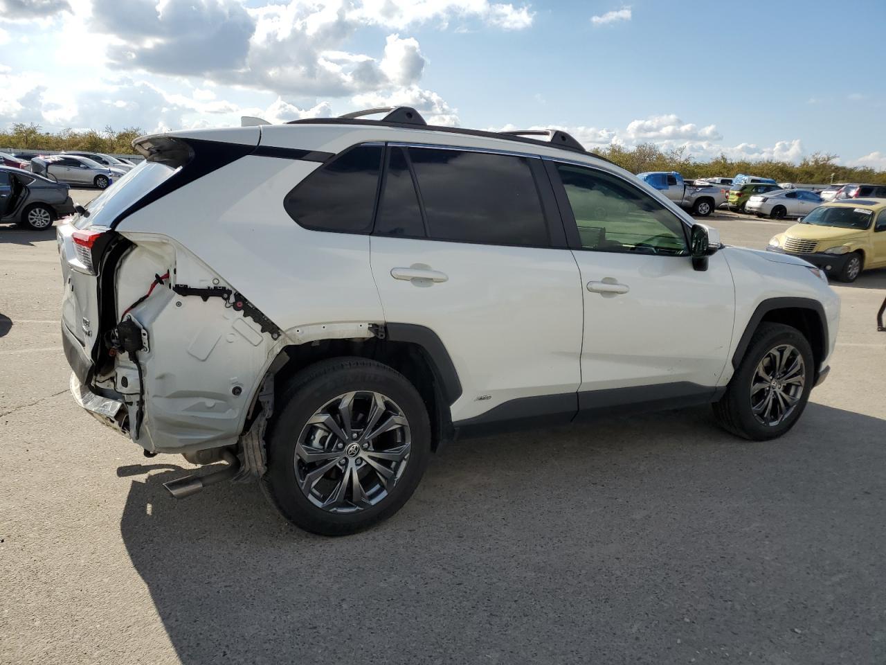 2022 TOYOTA RAV4 XLE P - Фото 3
