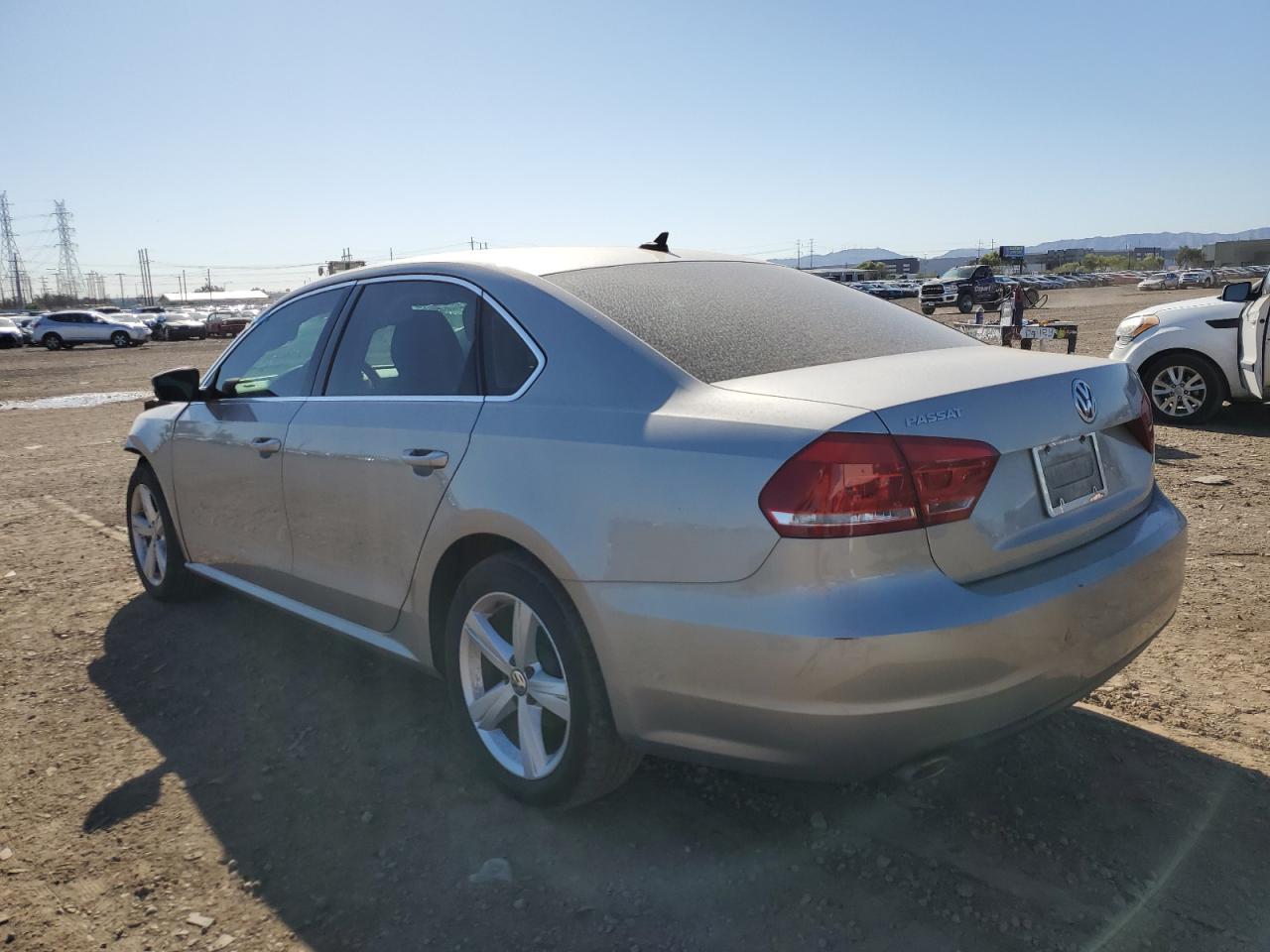 2013 VOLKSWAGEN PASSAT SE - Image 2