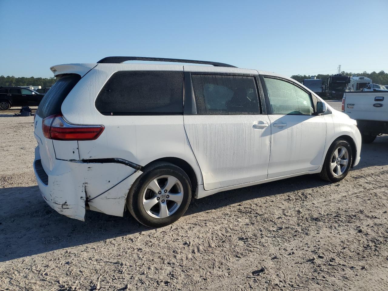 2015 TOYOTA SIENNA LE - Фото 3