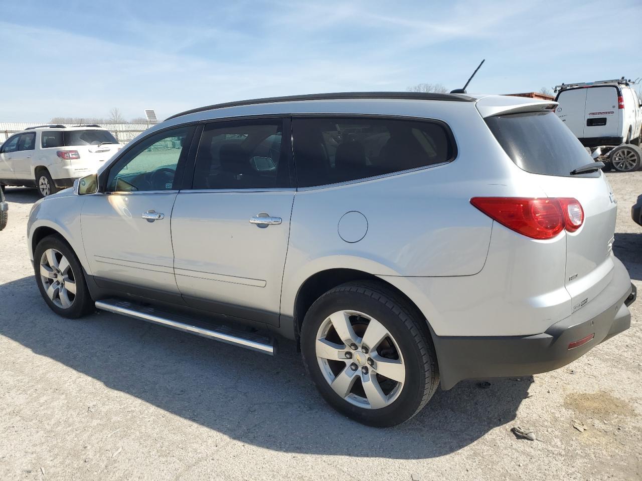 2012 CHEVROLET TRAVERSE L - Image 2