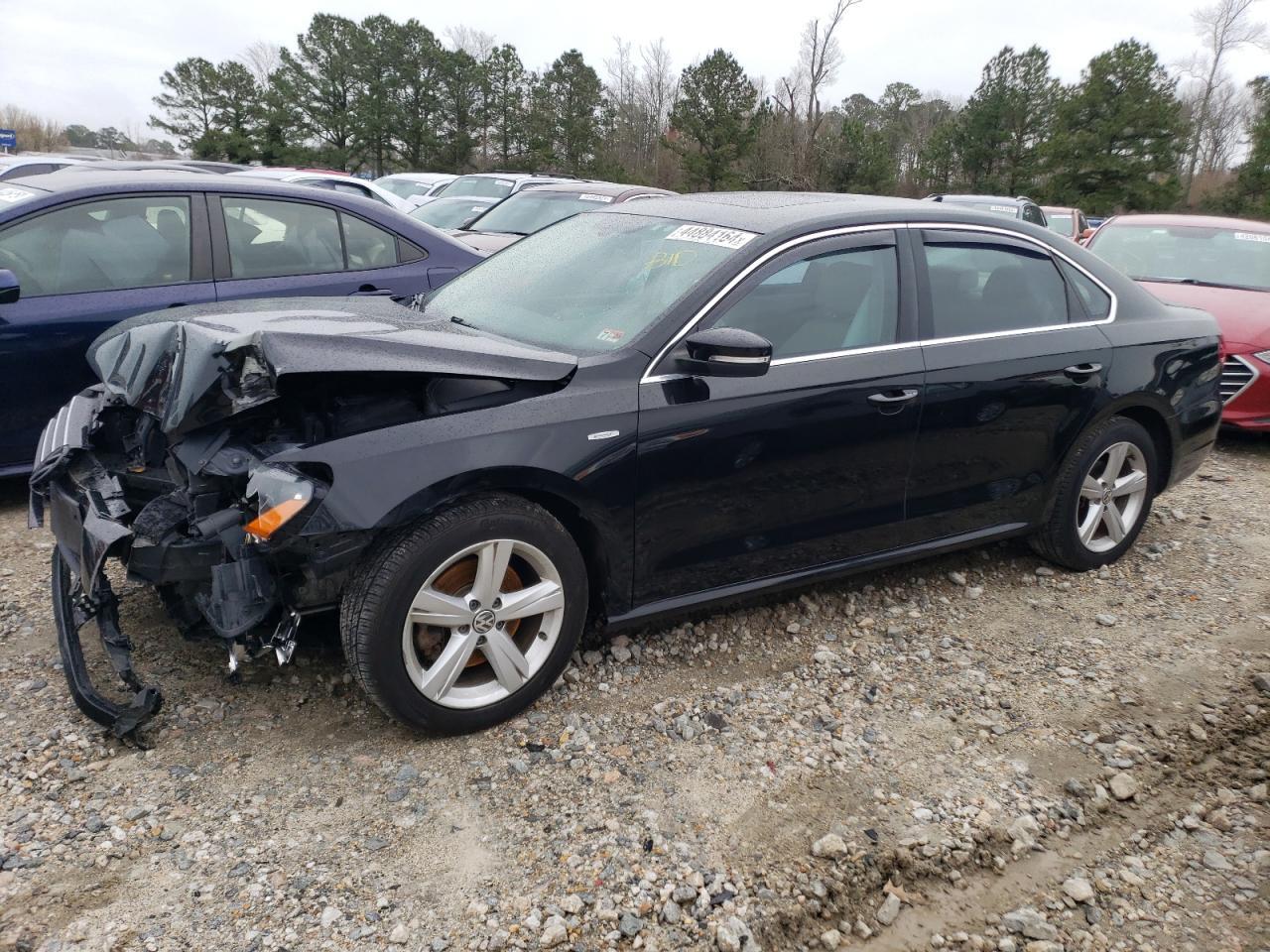 2013 VOLKSWAGEN PASSAT SE car image