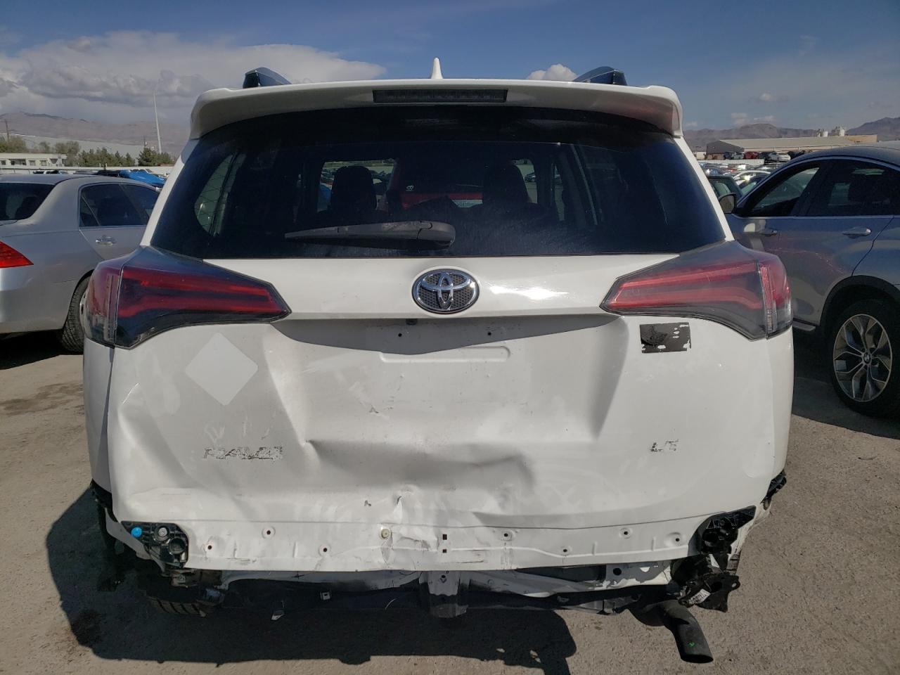 2017 TOYOTA RAV4 LE - Фото 6