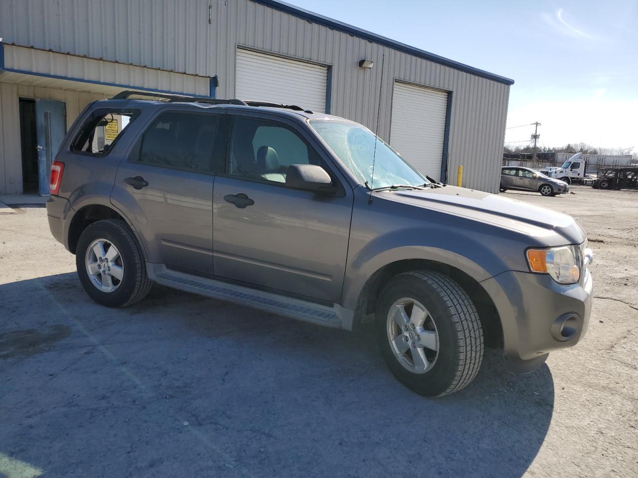 2010 FORD ESCAPE XLT - Image 4