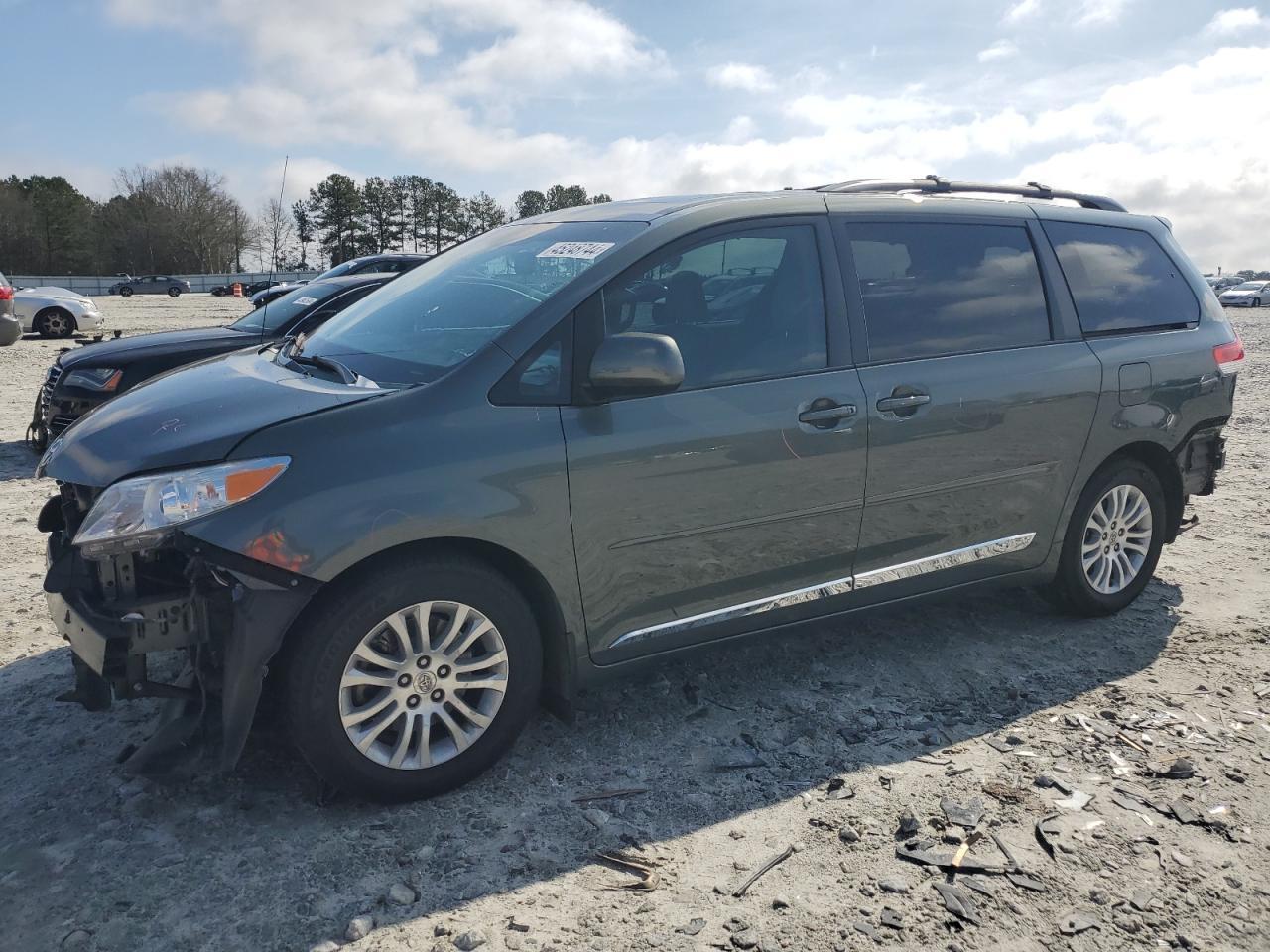 2013 TOYOTA SIENNA XLE