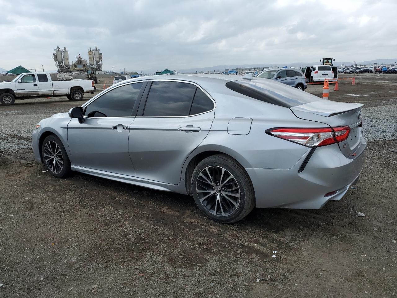 2020 TOYOTA CAMRY SE - Фото 2