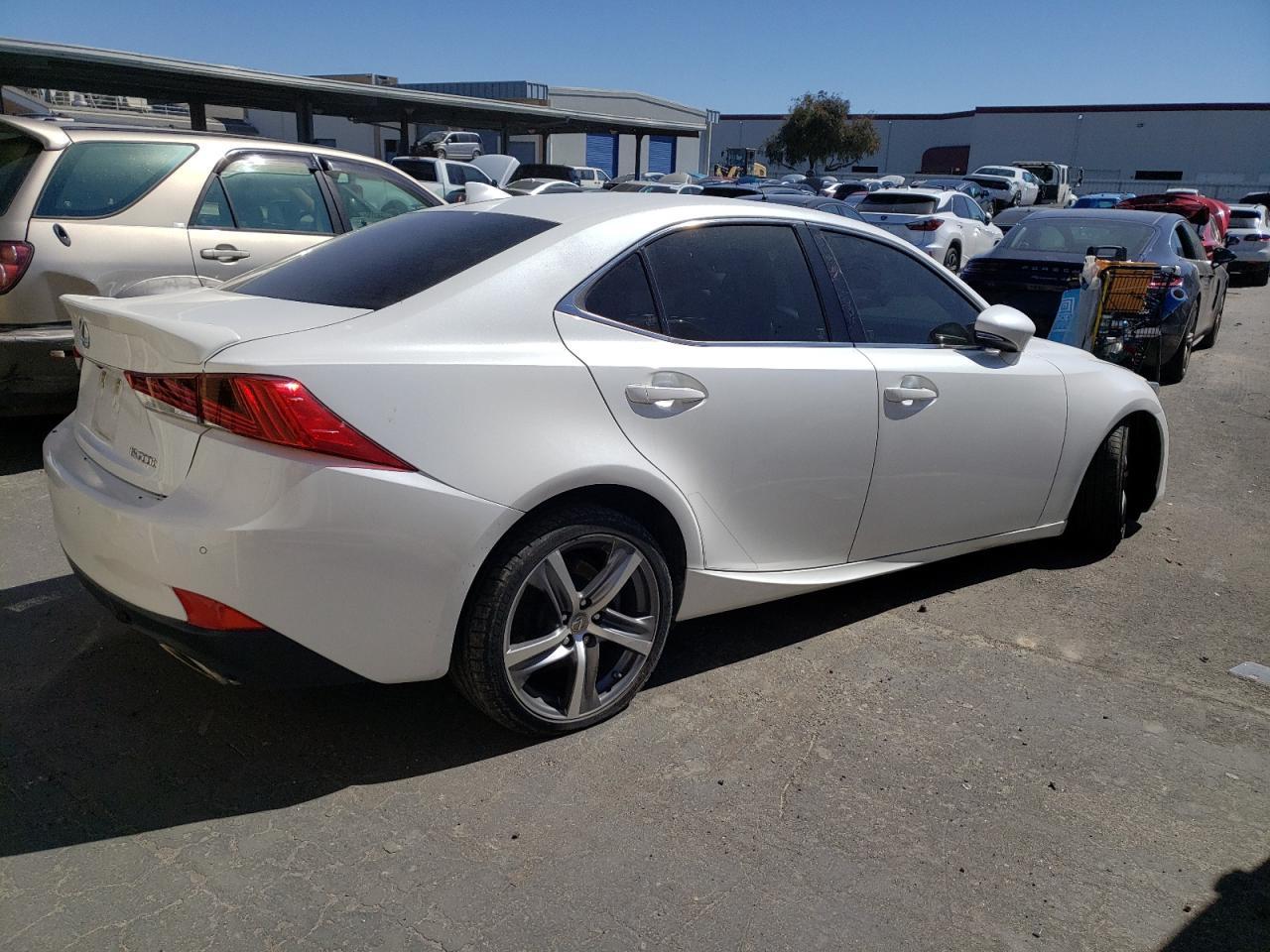 2017 LEXUS IS 200T - Фото 3