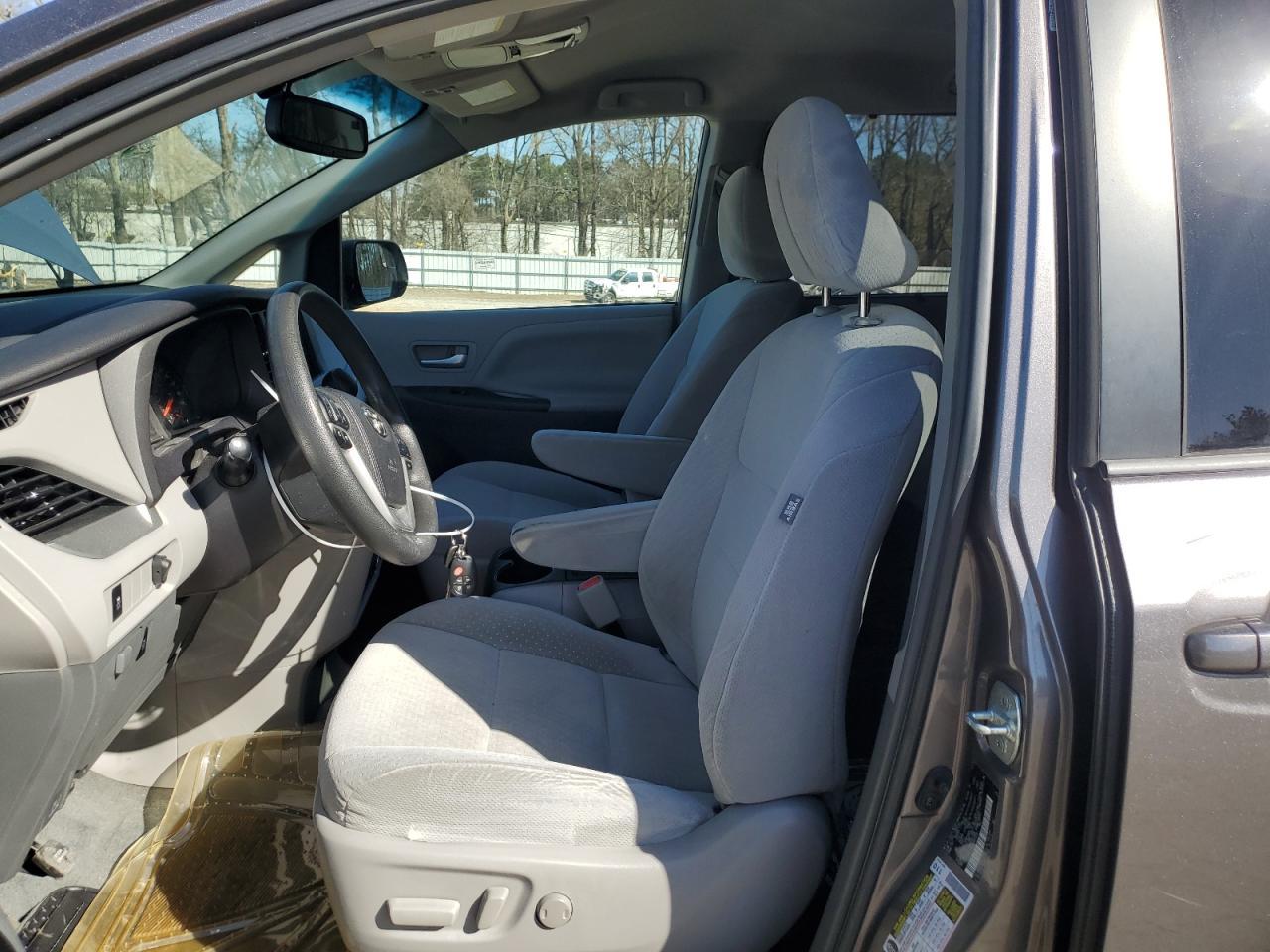 2015 TOYOTA SIENNA LE - Фото 7