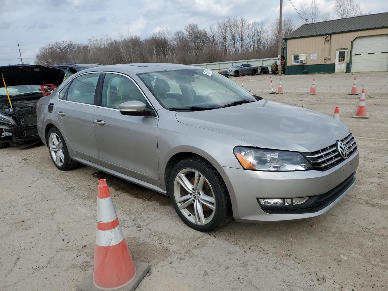 2013 VOLKSWAGEN PASSAT SEL - Image 4