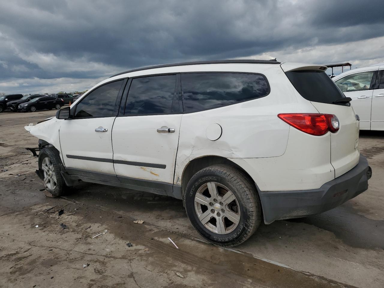 2012 CHEVROLET TRAVERSE L - Image 2
