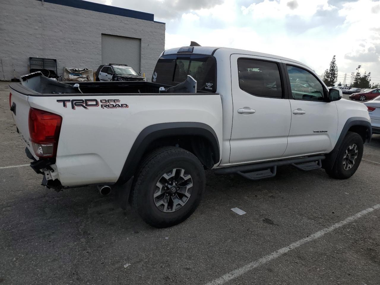 2017 TOYOTA TACOMA DOU - Фото 3