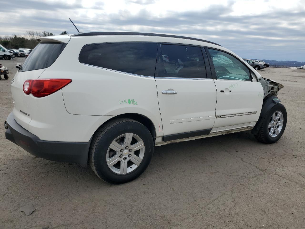 2011 CHEVROLET TRAVERSE L - Image 3