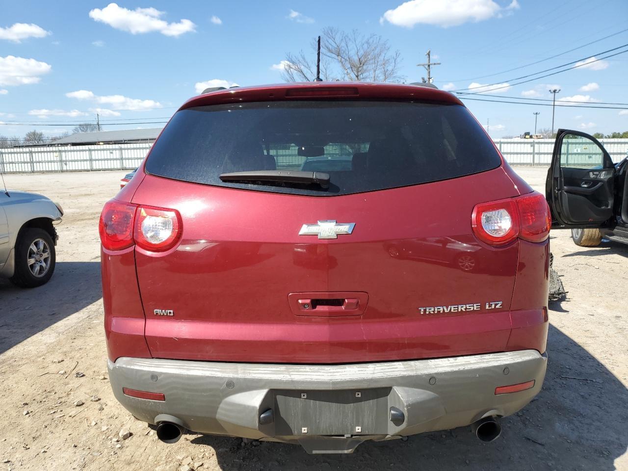 2011 CHEVROLET TRAVERSE L - Image 6