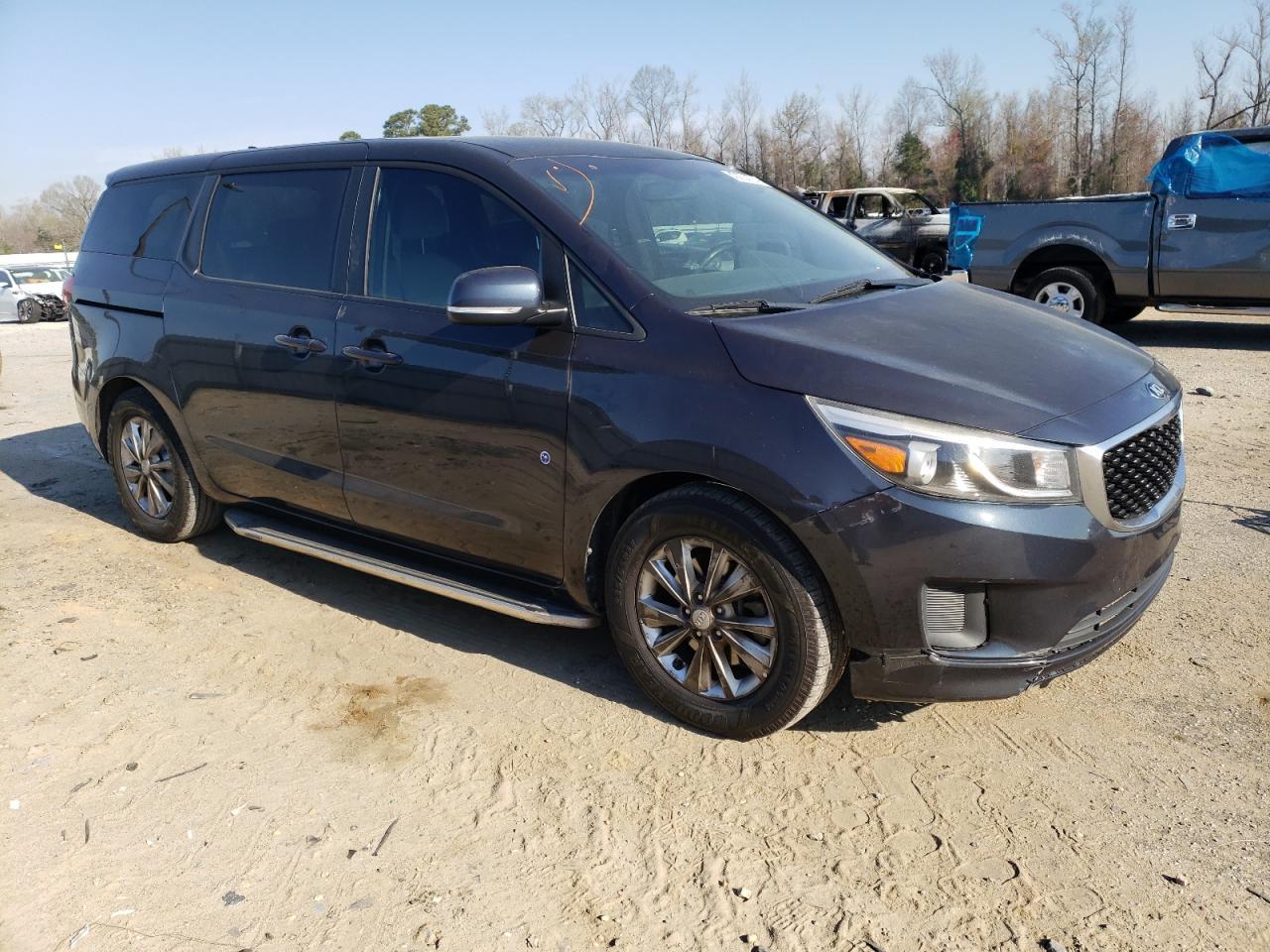 2017 KIA SEDONA LX - Image 4