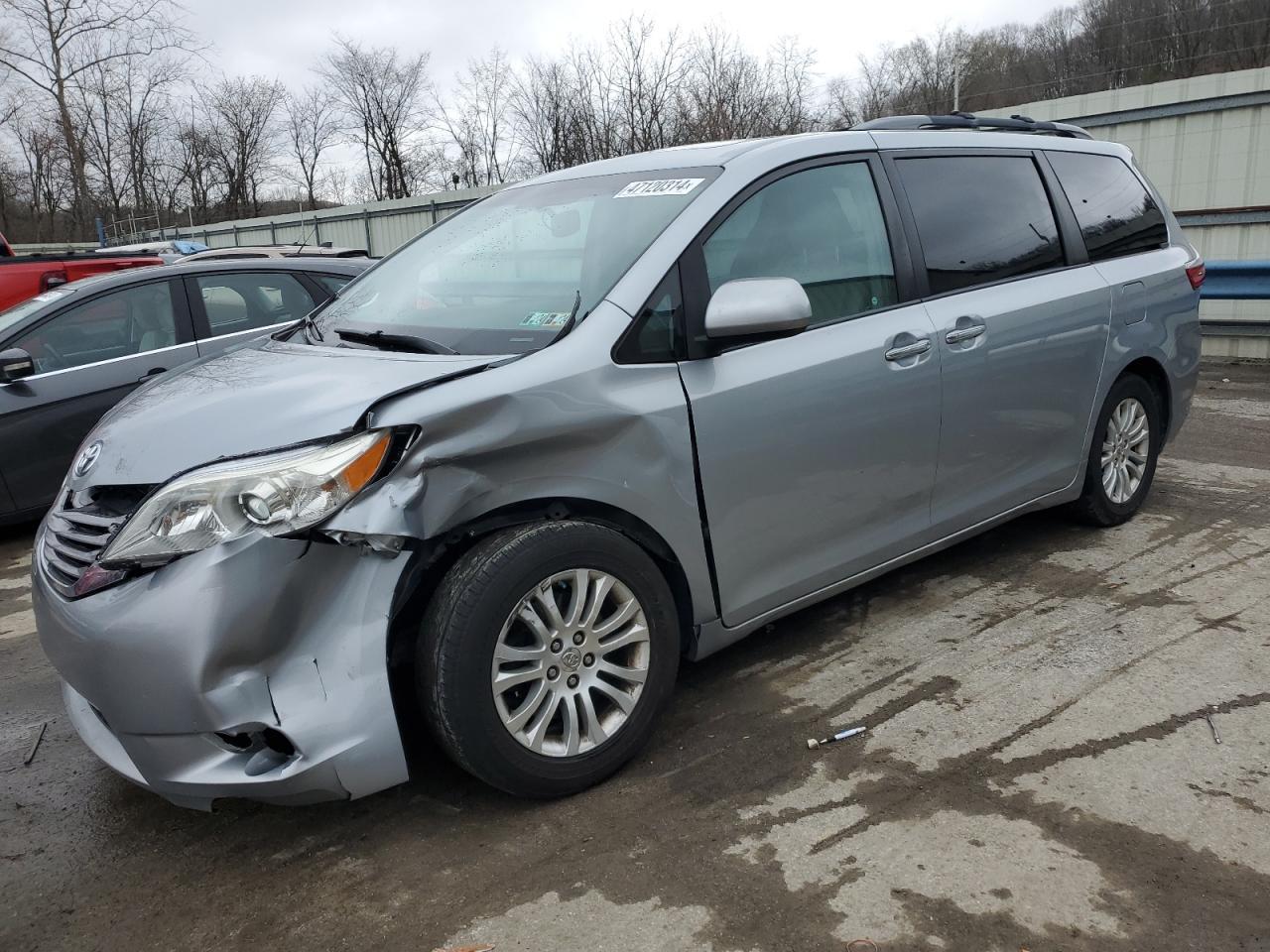 2015 TOYOTA SIENNA XLE