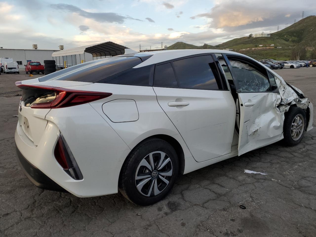 2018 TOYOTA PRIUS PRIM - Фото 3