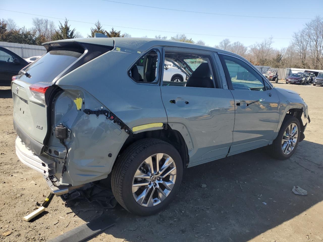 2022 TOYOTA RAV4 XLE P - Фото 3