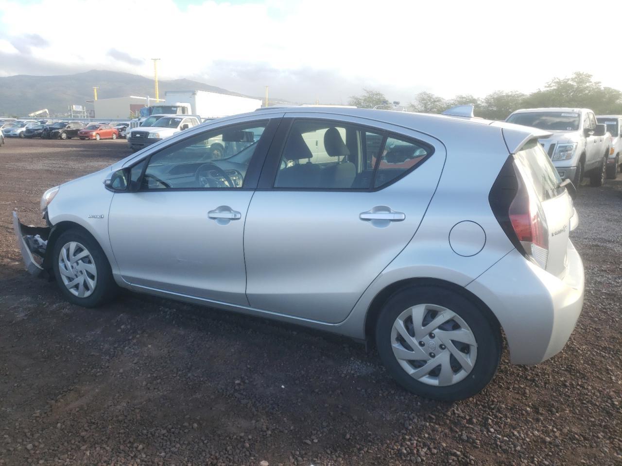 2015 TOYOTA PRIUS C - Image 2