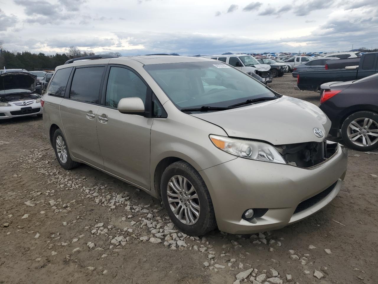 2015 TOYOTA SIENNA XLE - Image 4