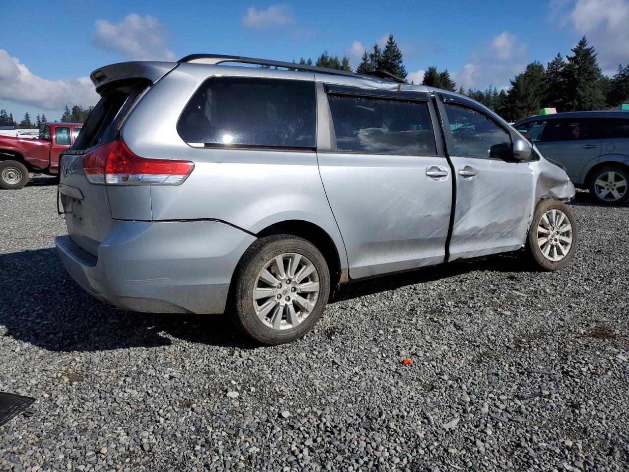 2013 TOYOTA SIENNA XLE - Image 3