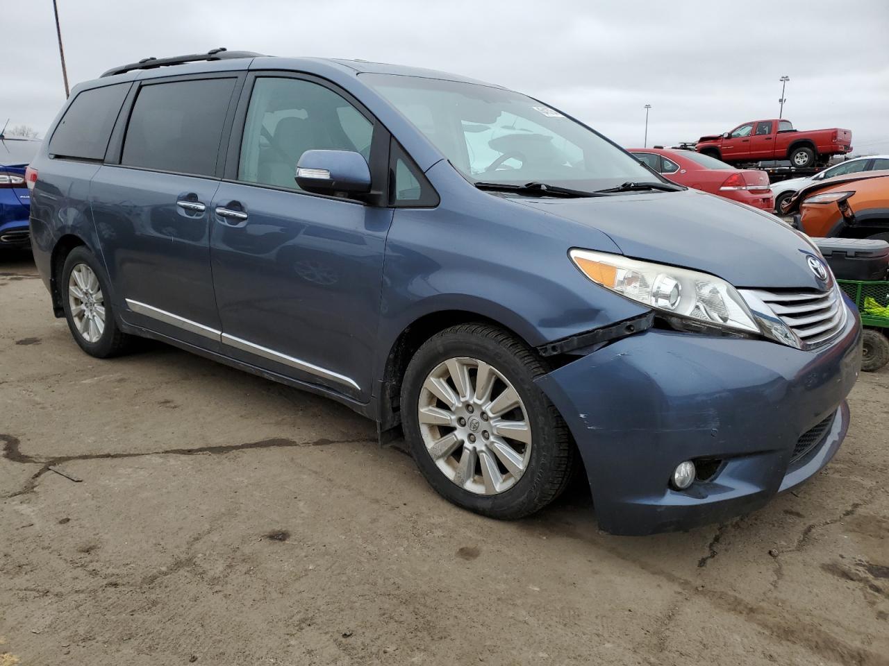 2013 TOYOTA SIENNA XLE - Image 4