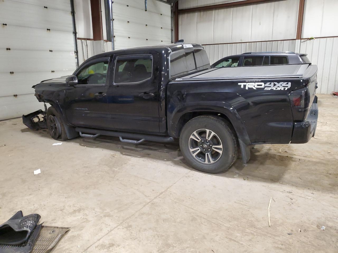 2017 TOYOTA TACOMA DOU - Фото 2