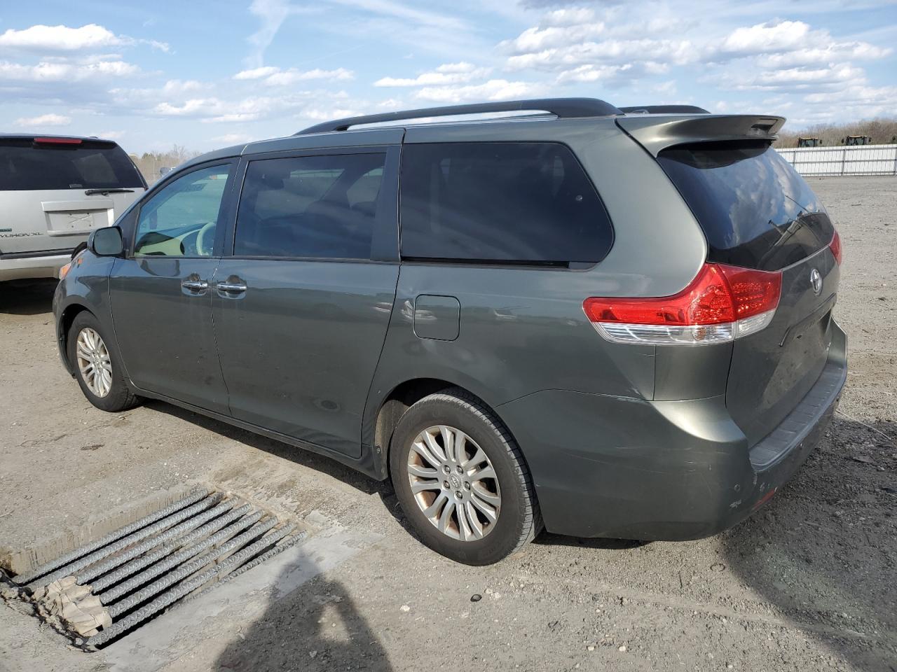 2011 TOYOTA SIENNA XLE - Фото 2