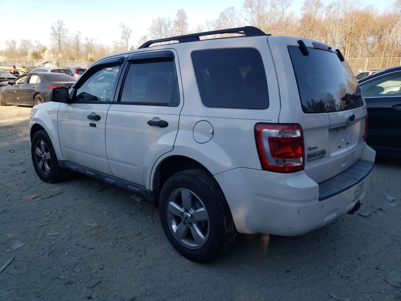 2010 FORD ESCAPE XLT - Image 2
