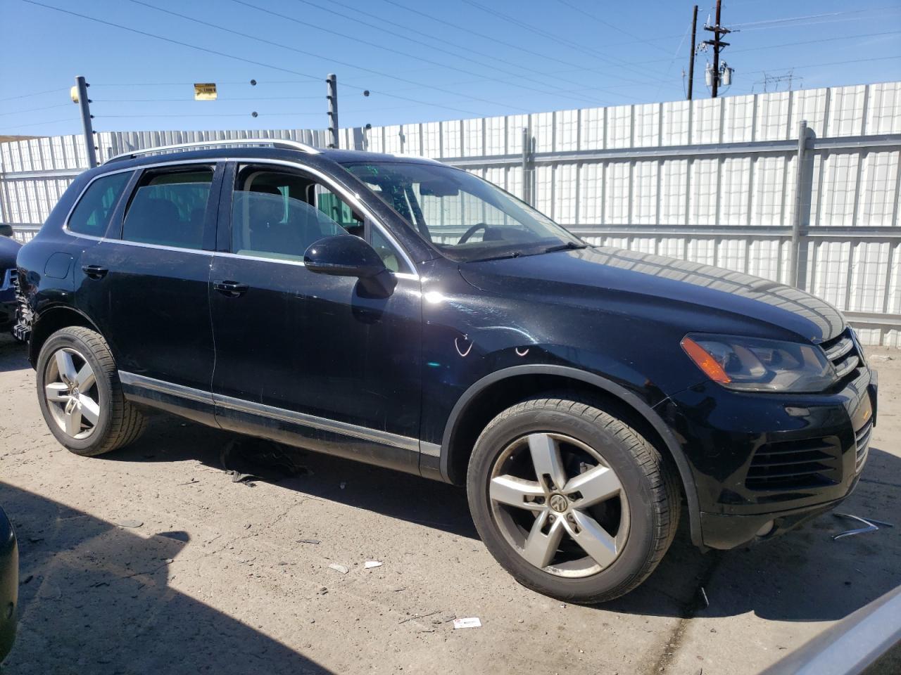 2013 VOLKSWAGEN TOUAREG V6 - Image 4