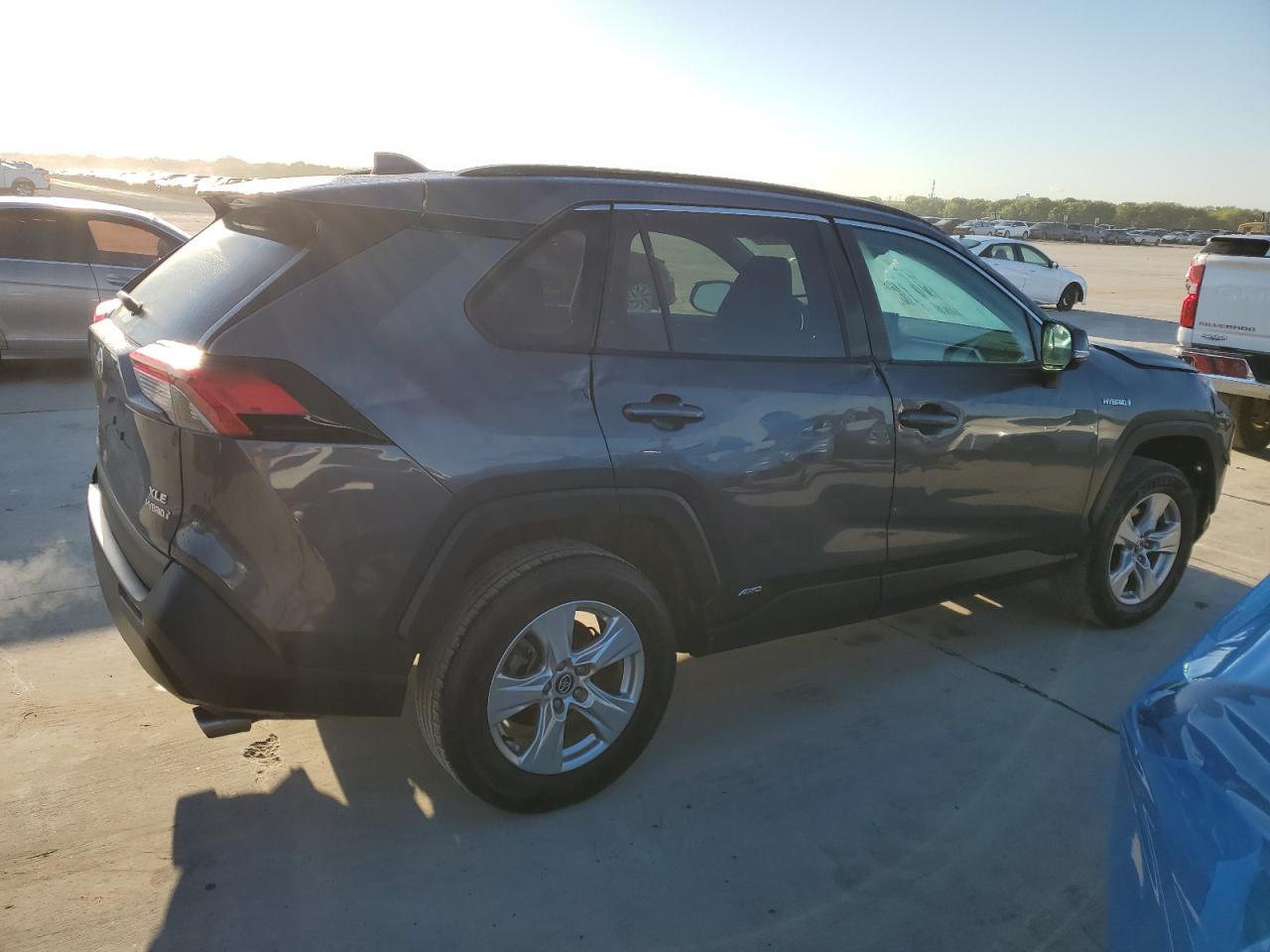 2020 TOYOTA RAV4 XLE - Image 3