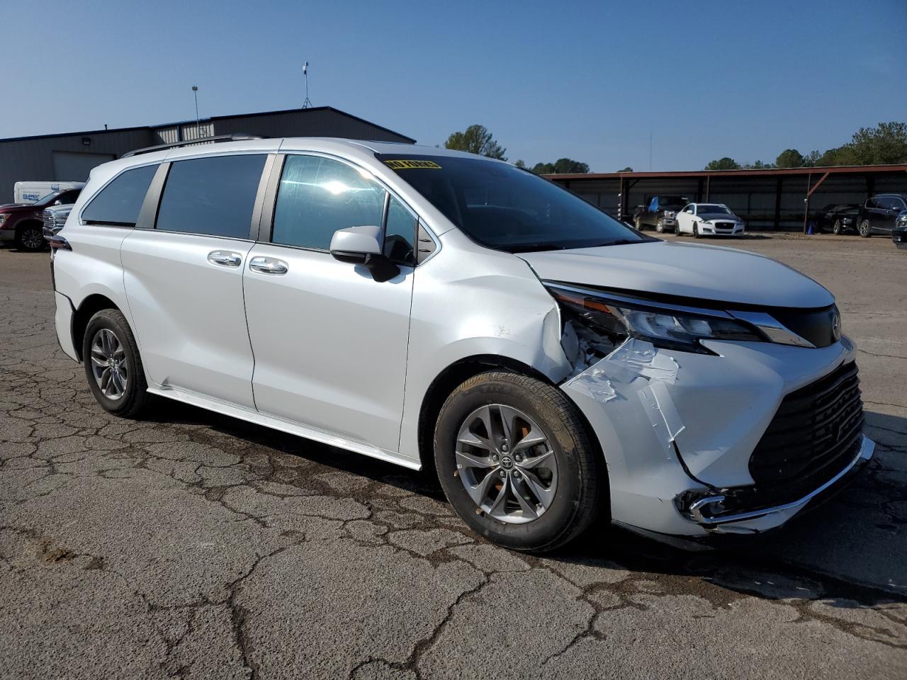 2023 TOYOTA SIENNA XLE - Image 4