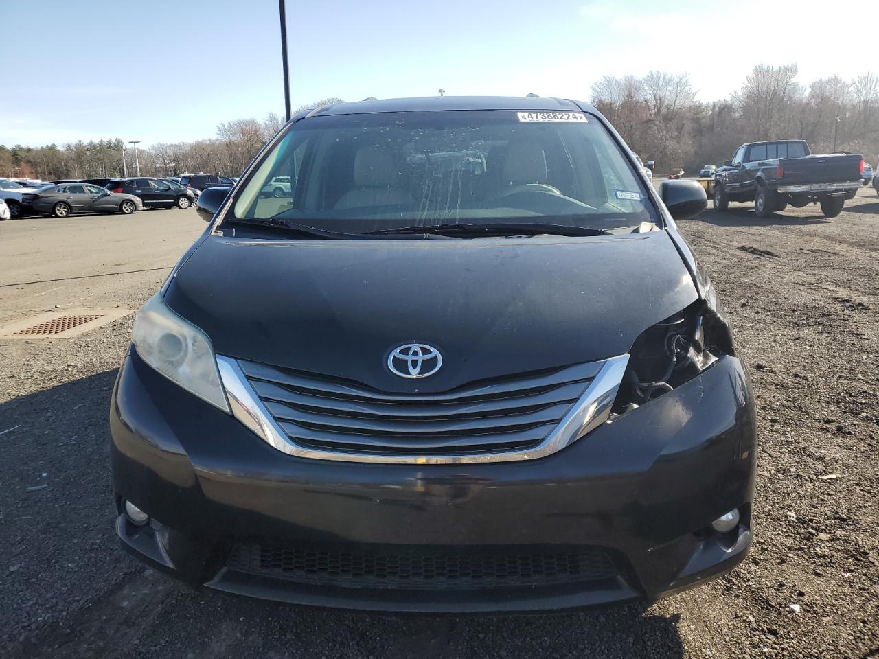 2011 TOYOTA SIENNA XLE - Image 5