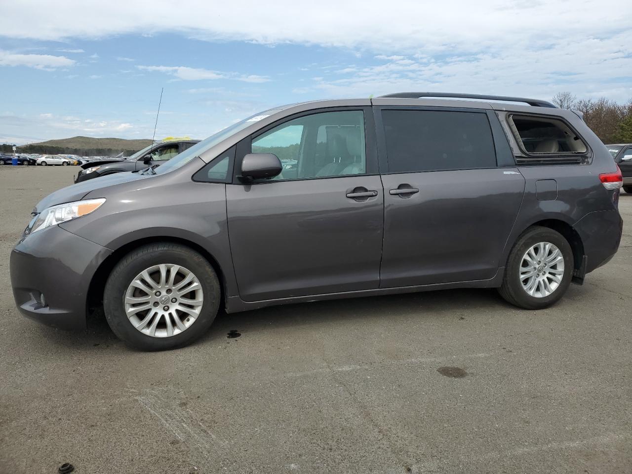 2011 TOYOTA SIENNA XLE